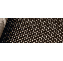 Detail perforovaného povrchu s opakujúcim sa vzorom
