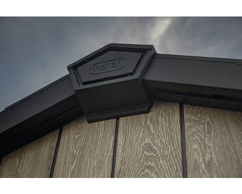 Detail rohu záhradného domčeka s logom Keter.