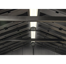 Vnútorný pohľad na záhradný domček so strešnými krokvami a osvetlením