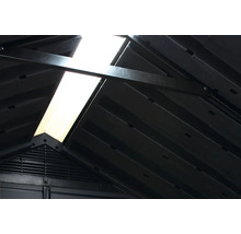 Vnútorný pohľad na záhradný domček so svetlíkom