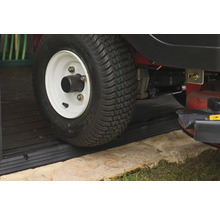 Detail záberu kosačky na trávu, ktorá stojí na rampe