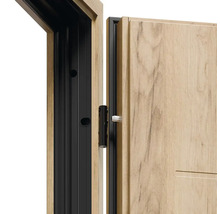 Detail interiérových dverí s dreveným efektom a čiernym rámom