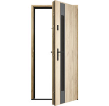 Otvorené vchodové dvere s dreveným dekorom a čiernym rámom