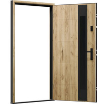 Otvorené vchodové dvere s dreveným dekorom a čiernym kovaním