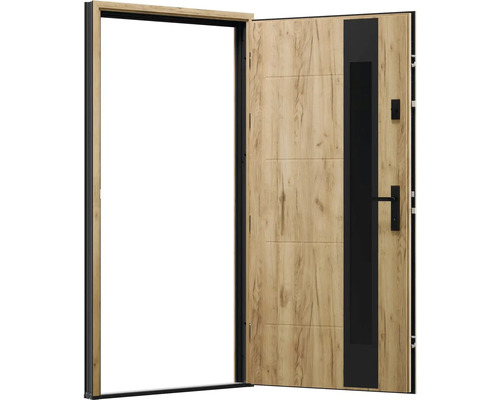 Otvorené vchodové dvere s dreveným dekorom a čiernym kovaním