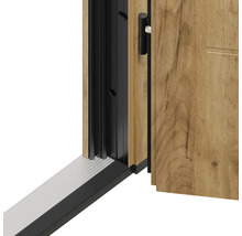 Detail interiérových dverí s dreveným efektom a čiernym rámom