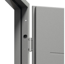 Detail oceľových dverí s rámom a závesom