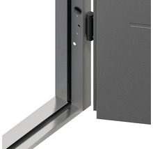 Detailný pohľad na sivé interiérové dvere s rámom a kovaním