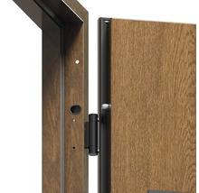 Detailný pohľad na vchodové dvere s rámom dverí a závesom