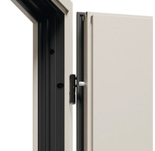 Detail interiérových dverí s čiernym rámom a kľučkou