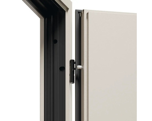 Detail interiérových dverí s čiernym rámom a kľučkou