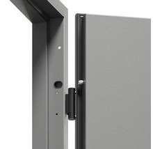 Detail šedých oceľových dverí s kovaním a rámom