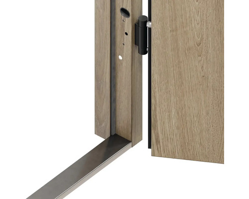 Detail drevených vchodových dverí s kovovým kovaním a bezpečnostnými prvkami