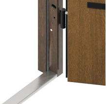 Detailný pohľad na drevené dvere s kovaním a zárubňou