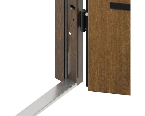 Detailný pohľad na drevené dvere s kovaním a zárubňou