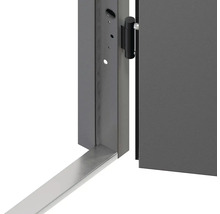 Detailný pohľad na dvere s rámom a podlahovou lištou