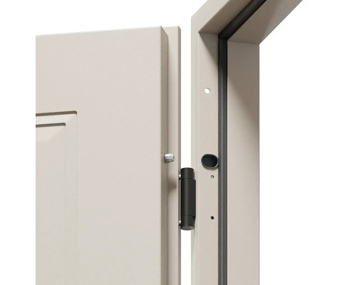 Detail otvorených dverí s kovaním a tesnením