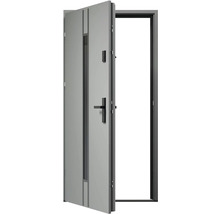 Otvorené sivé vchodové dvere s kovaním