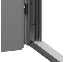 Detailný pohľad na dvere s rámom a podlahovou lištou