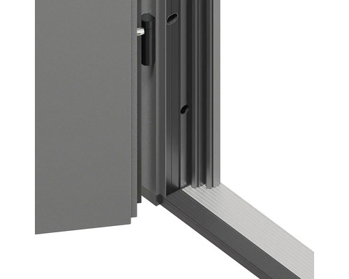 Detailný pohľad na dvere s rámom a podlahovou lištou