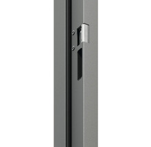 Detail kovovej skrine s rukoväťou a skrutkami