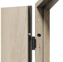 Detail interiérových dverí s dreveným vzorom a kovaním