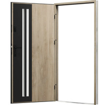 Otvorené vchodové dvere s dreveným dekorom a bezpečnostným zámkom