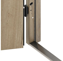 Detailný pohľad na interiérové dvere s dreveným dverným krídlom, zárubňou a závesom