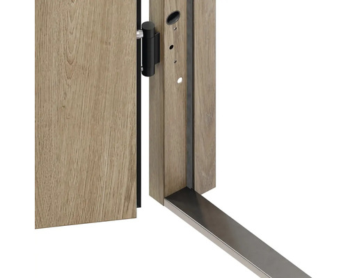 Detailný pohľad na interiérové dvere s dreveným dverným krídlom, zárubňou a závesom