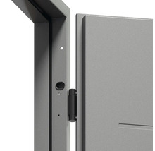 Detail šedých oceľových dverí s kovaním