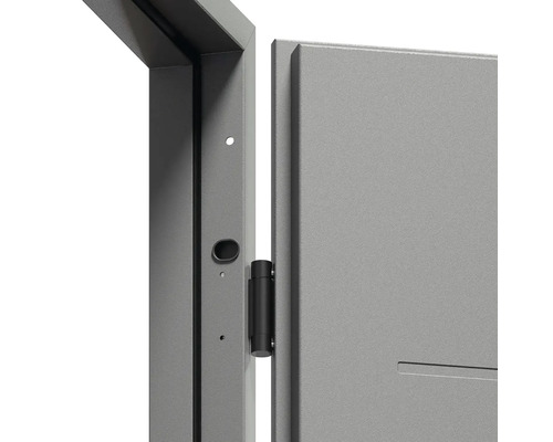 Detail šedých oceľových dverí s kovaním