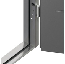 Detailný pohľad na sivé dvere s rámom a kovaním.