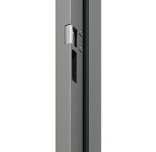 Detailný pohľad na kovovú skrinku so zámkom a skrutkami