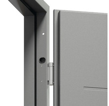 Detailný záber dverí s rámom a pántom