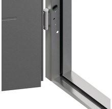 Detailný pohľad na sivé dvere s rámom a pántom