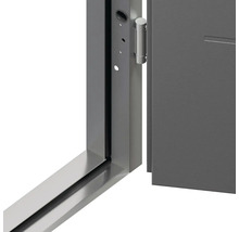 Detail sivých interiérových dverí s rámom a pántom