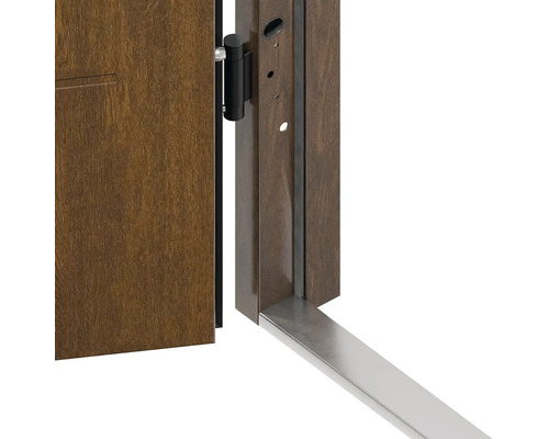 Detailný pohľad na vchodové dvere s rámom, kovaním a podlahovou lištou.