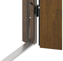 Detailný pohľad na vchodové dvere s rámom a spodnou lištou