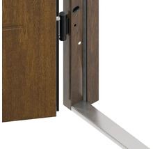 Detail drevených dverí s rámom a kovaním