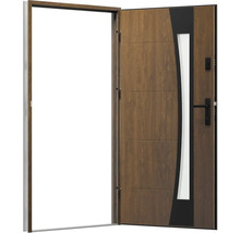 Otvorené vchodové dvere so sklenenou výplňou a drevenou štruktúrou