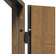 Detail bezpečnostných dverí s rámom a závesmi.