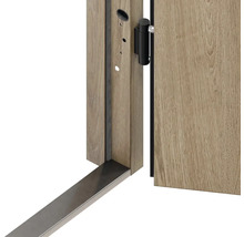 Detail drevených dverí s kovaním a podlahovou lištou