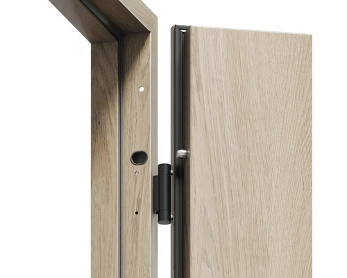 Detail drevených dverí s rámom a kovaním