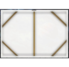 Zadná strana plátna s dreveným rámom a závesným zariadením.