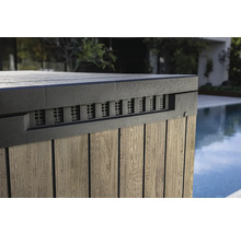 Detailný pohľad na obloženie vírivky s drevenou štruktúrou a vetracími otvormi