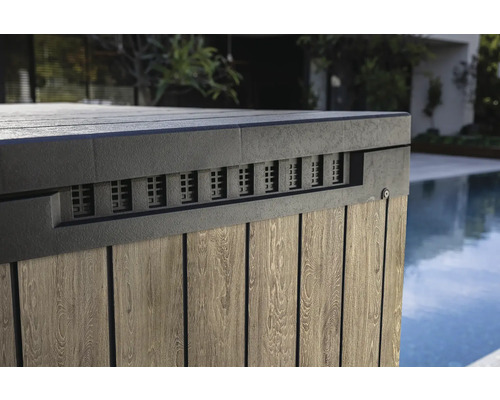 Detailný pohľad na obloženie vírivky s drevenou štruktúrou a vetracími otvormi