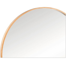 Detail okrúhleho zrkadla s dreveným rámom