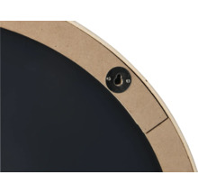 Detailný pohľad na zadnú stranu okrúhleho nástenného zrkadla so závesným zariadením.