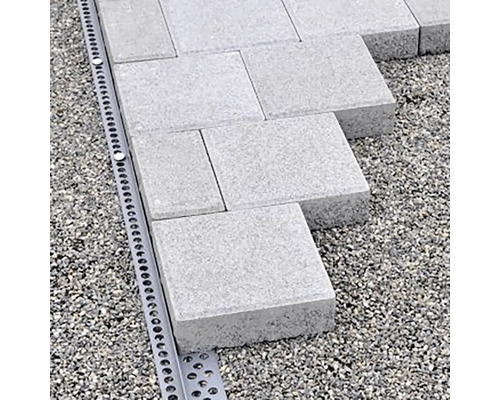 Pokládka betónových dlažobných kociek s ochranou hrán