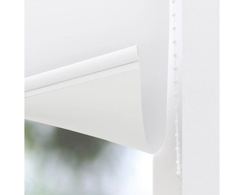 Detail bielej rolety s ovládacou retiazkou